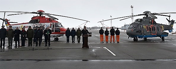 -Le président ukrainien Petro Poroshenko prononce un discours lors de la cérémonie de passation des deux hélicoptères Airbus H225 Super Puma pour la garde nationale ukrainienne et le service militaire d'urgence à l'aéroport Boryspil de Kiev le 21 décembre 2018. Photo GENYA SAVILOV / AFP / Getty Images.