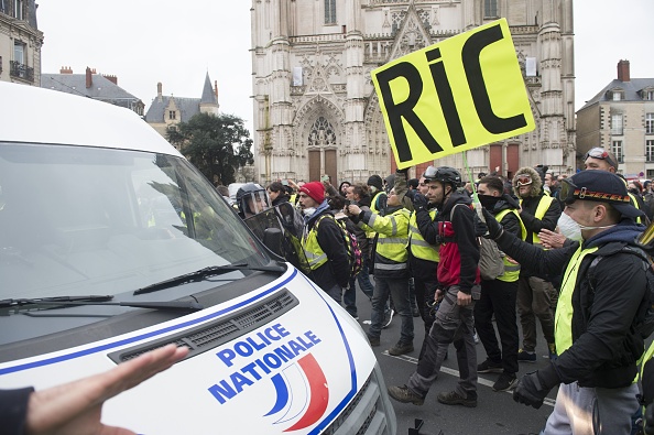 Les "Gilets jaunes" demandent la mise en place d'un référendum d'initiative citoyenne (RIC).   (Photo :  SEBASTIEN SALOM-GOMIS/AFP/Getty Images)