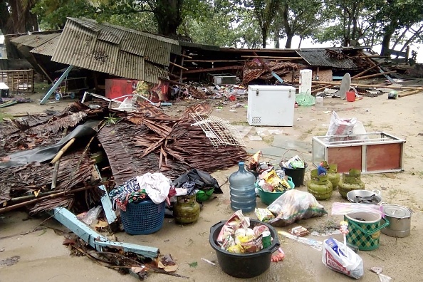 -Des fournitures sont vues près d'une maison endommagée sur la plage de Carita le 23 décembre 2018, après que la région a été touchée par un tsunami qui pourrait avoir été causé par le volcan Anak Krakatoa. Photo SEMI / AFP / Getty Images.