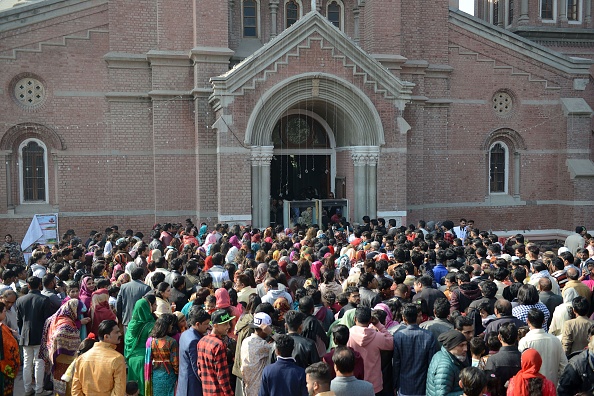 -Illustration- Des chrétiens pakistanais se rassemblent après avoir assisté à la célébration de Noël à la cathédrale du Sacré-Cœur à Lahore le 25 décembre 2018. Photo l'ARF ALI / AFP / Getty Images.