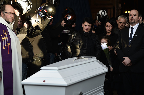 Hommage à Théo, 14 ans, décédé dans des circonstances encore non résolues.   (Photo : FRANCOIS LO PRESTI/AFP/Getty Images)