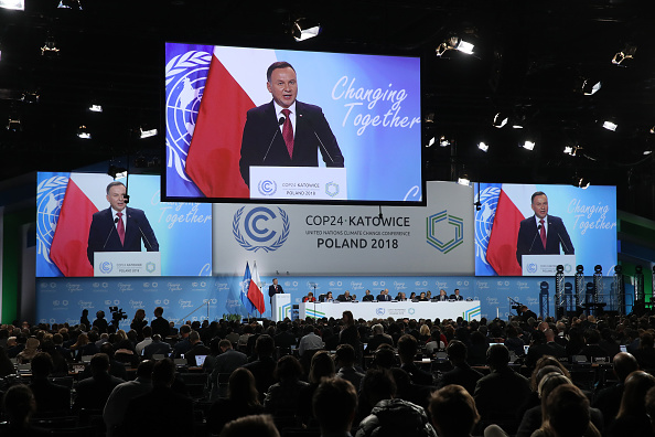 Andrzej Duda, président de la Pologne, prend la parole lors de la cérémonie d'ouverture de la conférence des Nations Unies sur les changements climatiques (COP 24), le 3 décembre 2018 à Katowice, en Pologne. La conférence de deux semaines a lieu à la suite de récents rapports scientifiques qui mettent en évidence une situation encore plus dramatique du réchauffement de la planète et de ses conséquences. (Photo : Sean Gallup/Getty Images)