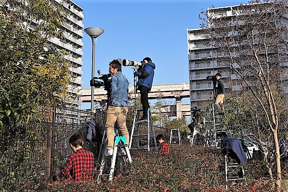 -Des membres de la presse attendent des nouvelles devant la maison de détention de Tokyo le 21 décembre 2018 à Tokyo, au Japon. L'ancien président de Nissan, Carlos Ghosn, avait été arrêté de nouveau vendredi après de nouvelles accusations d'abus de confiance aggravé. Photo de Takashi Aoyama / Getty Images.