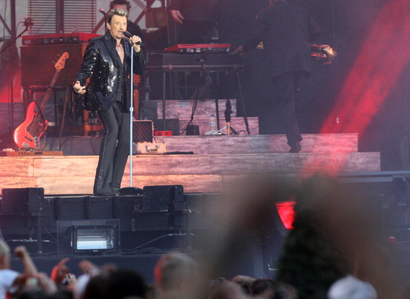 -Le chanteur français Johnny Hallyday se produit devant 700 000 personnes lors d'un concert gratuit au pied de la Tour Eiffel, qui célèbre cette année ses 120 ans, avant le traditionnel feu d'artifice, dans le cadre de la célébration du 14 juillet 2009, à l'occasion du Jour de la Bastille. Photo MEHDI FEDOUACH / AFP / Getty Images.