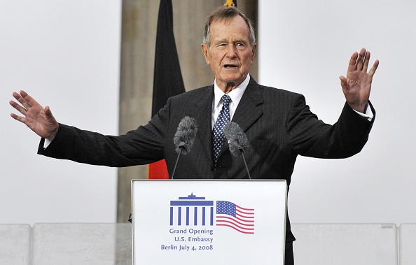 -L'ancien président américain George HW Bush, qui se trouvait à la Maison-Blanche lors de la chute du mur de Berlin en 1989, a coupé un ruban à l’ambassade qui a été reconstruite dans l’ancien no man's land qui divisait Berlin pendant la période communiste. Photo JOHN MACDOUGALL / AFP / Getty Images.