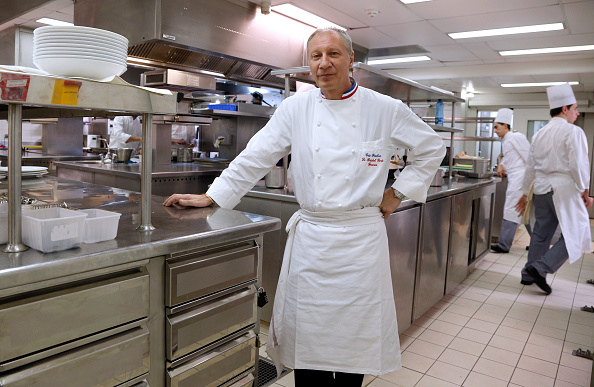 -Eric Frechon, chef du restaurant le Bristol, s’est fait installer un moulin dans les sous-sols du Bristol: la farine est moulue quelques instants avant le pétrissage. Photo FRANCOIS GUILLOT / AFP / Getty Images.