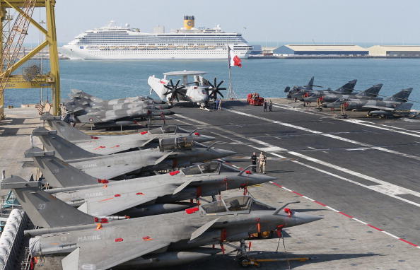 -Les Rafales de fabrication française et les Super-Etendards de la marine française de Dassault Aviation sont stationnés sur le pont d'envol du porte-avions français Charles de Gaulle, à Port Zayed. Photo KARIM SAHIB / AFP / Getty Images.