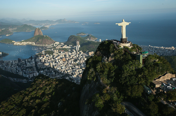 -La célèbre statue du Christ Rédempteur qui se dresse au sommet de la montagne du Corcovado transmettra un "message de paix" en langage des signes lors du réveillon du nouvel an. Photo de Mario Tama / Getty Images.