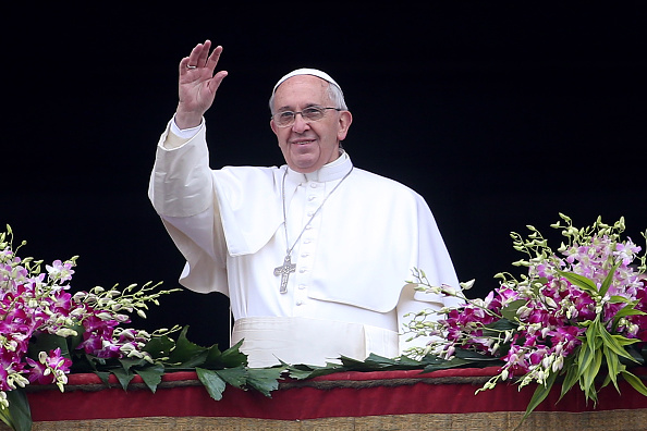 Le pape François au balcon de la basilique Saint-Pierre, au Vatican, en 2015. (Photo by Franco Origlia/Getty Images)