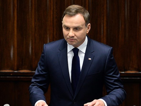 Le président Andrzej Duda, grand partisan de la réforme de la justice conduite en Pologne, ayant attendu le dernier moment pour y donner son aval. En vertu de la loi polonaise, le chef de l'Etat avait jusqu'à lundi soir minuit pour le faire. (Photo : JANEK SKARZYNSKI/AFP/Getty Images)