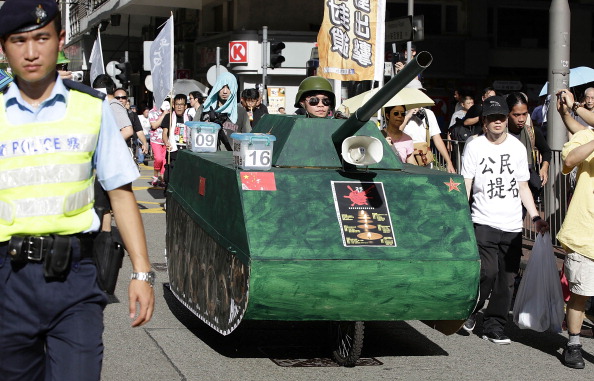 -M. Yuan, décédé, était associé au massacre de la place Tiananmen 4 juin 1989 . Un manifestant pédale un char d'assaut lors de la marche pour la démocratie à travers Hong Kong à l'occasion du 25e anniversaire du massacre de la place Tiananmen le 1er juin 2014. Photo de Jessica Hromas / Getty Images.