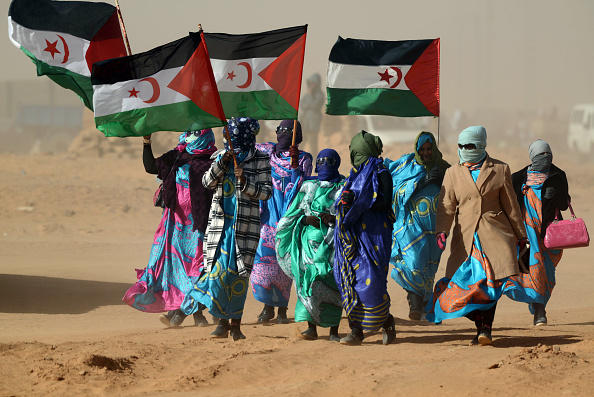 -Les femmes sahraouies tiennent les drapeaux du Front Polisario lors d'une cérémonie marquant 40 ans après la proclamation de la République arabe sahraouie démocratique, dans le territoire contesté du Sahara occidental, le 27 février 2016. Photo FAROUK BATICHE / AFP / Getty Images.