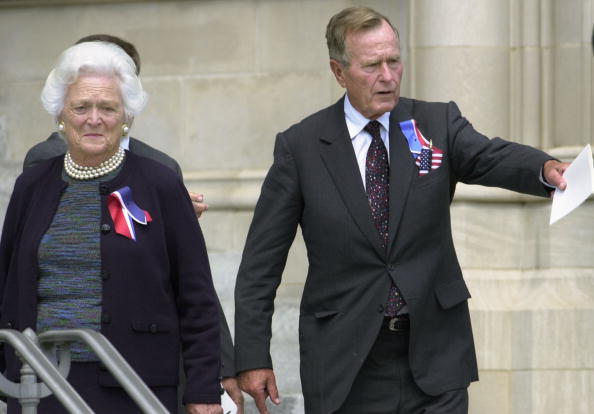 -L'ancien président américain George Bush et son épouse Barbara quittent la cathédrale nationale de Washington le 14 septembre 2001, à l'issue d'une journée nationale de prière et de commémoration pour honorer les victimes décédées lors des attentats terroristes à New York et au Pentagone. Photo MIKE THEILER / AFP / Getty Images.