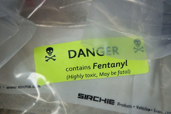 Des sacs d'héroïne, dont certains contenant du fentanyl, sont exposés avant une conférence de presse au bureau du procureur général de New York, à New York, le 23 septembre 2016. (Drew Angerer/Getty Images)