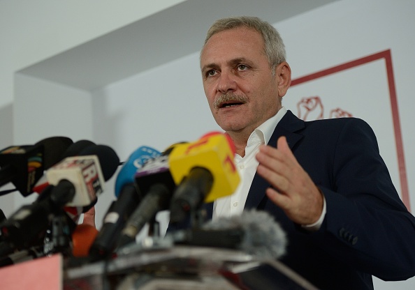 Liviu Dragnea, le chef du Parti social-démocrate (PSD), donne un communiqué après la clôture du vote et l'annonce des scrutins d au siège du parti à Bucarest le 11 décembre 2016. M. Dragnea reproche notamment à Bruxelles de maintenir un mécanisme de stricte surveillance de la justice, instauré lors de l'entrée de la Roumanie dans le bloc européen en 2007.(Photo : DANIEL MIHAILESCU/AFP/Getty Images)