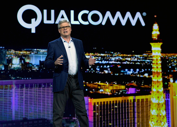 -Steve Mollenkopf, PDG de Qualcomm Inc., prend la parole lors d'un discours prononcé devant la CES au Venetian Las Vegas le 6 janvier 2017. Nevada. Le salon CES, le plus grand salon professionnel mondial consacré aux technologies grand public, se déroule jusqu'au 8 janvier. Photo par Ethan Miller / Getty Images.