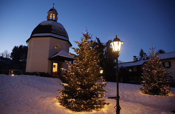 -En 1818, à la veille de Noël, le chant de Noël 'Stille Nacht Heilige Nacht' (La nuit sacrée de la nuit) fut entendu pour la première fois à l'église Saint-Nicolas d'Oberndorf. Les paroles 'Silent Night Holy Night' ont été écrites par le prêtre Joseph Mohr, la mélodie a été composée par l'instituteur Franz-Xaver Gruber. Photo par Johannes Simon / Bongarts / Getty Images.