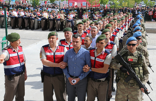 -Suite à la tentative de coup d'État de l'année dernière visant à renverser le président Recep Tayyip Erdogan de nouvelles arrestations. Photo ADEM ALTAN / AFP / Getty Images.-