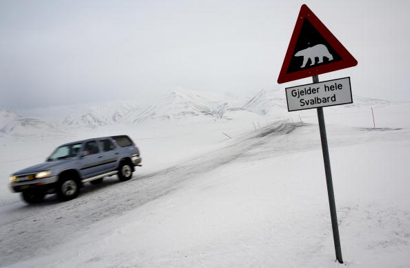 -A l'extérieur de la ville arctique de Longyearbyen, une réserve mondiale de semences a été creusée dans le pergélisol d'une montagne arctique isolée de l'île de Svalbard, à environ 1 000 km du pôle Nord, afin de stocker les semences du monde entier en cas de catastrophe. Photo DANIEL SANNUM LAUTEN / AFP / Getty Images.