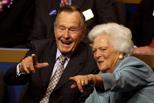 Ancien président George H.W. Bush (à gauche) et l'ancienne première dame Barbara Bush (à droite) occupent leur deuxième journée de la Convention nationale républicaine (RNC) au Xcel Energy Center le 2 septembre 2008 à St. Paul, dans le Minnesota. (Photo :  Justin Sullivan/Getty Images)