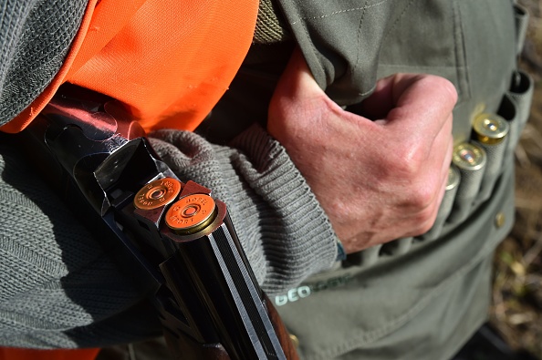 Un chasseur rate sa cible et touche une voiture.   (Photo : JEAN-FRANCOIS MONIER/AFP/Getty Images)