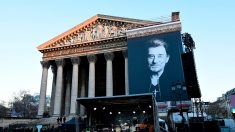 Un an après, les fans de Johnny lui rendent hommage à Paris