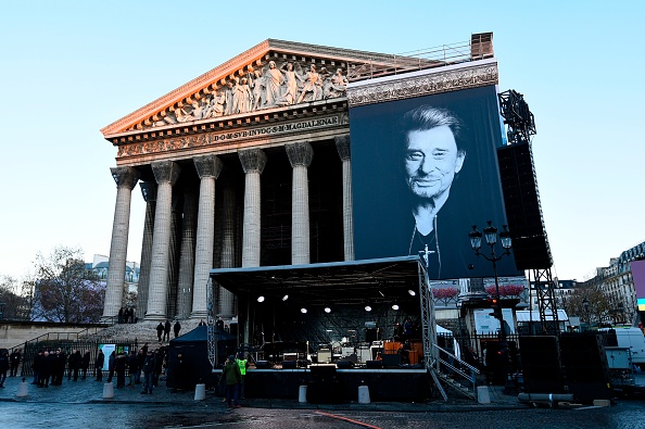 -A l'intérieur de l'église, plus d'un millier de personnes étaient réunies pour assister à une messe en hommage du chanteur, en l'église de la Madeleine à Paris le 9 décembre 2018, un an après la cérémonie de ses obsèques. Photo BERTRAND GUAY / AFP / Getty Images.