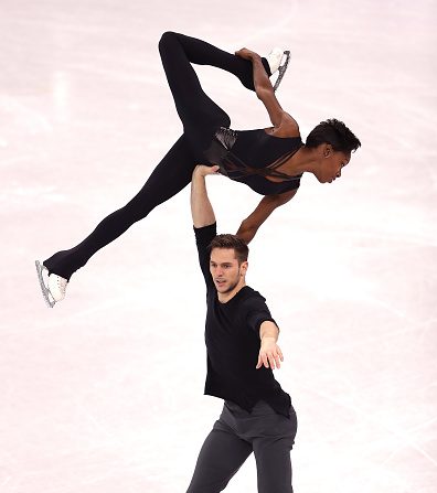 -Vanessa James et Morgan Cipres de France obtiennent un titre d'importance sur la scène internationale en s'adjugeant la finale du Grand Prix de patinage artistique, samedi à Vancouver (Canada). Photo de Richard Heathcote / Getty Images.