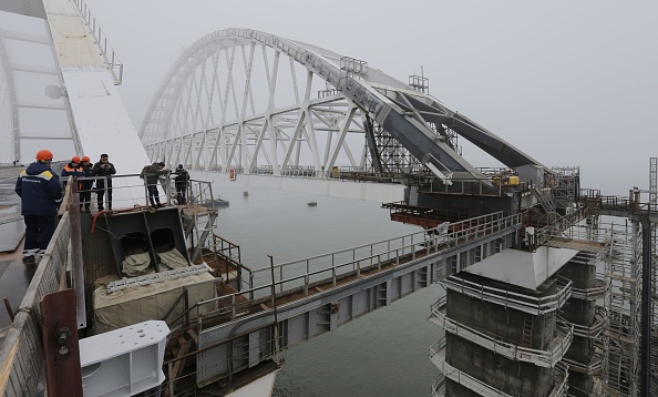 -Vue du chantier de construction du pont routier en Crimée sur le détroit de Kertch, le 14 mars 2018. / Photo YURI KOCHETKOV / AFP / Getty Images.