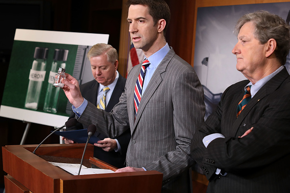 -Le sénateur américain Tom Cotton brandit une salière avec une quantité de poudre qui, selon lui, équivaut à un volume de fentanyl qui pourrait tuer des milliers de personnes lors d'une conférence de presse. Pour tenter de lutter contre l'épidémie d'opioïdes en Amérique, Cotton et Graham introduisent une législation qui augmenterait les sanctions pour la distribution et le trafic de fentanyl. Photo de Chip Somodevilla / Getty Images.
