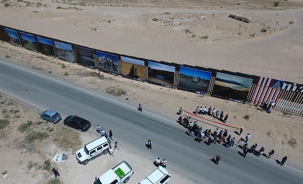 -Vue aérienne de dix photos AFP sur la vie à la frontière américano-mexicaine exposées sur la clôture métallique. Le Mexique, le 4 mai 2018. Photo PEDRO PARDO / AFP / Getty Images.