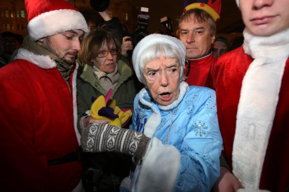 La militante russe des droits de l'homme et présidente du Comité Helsinki de Russie, une ancienne dissidente soviétique, Ludmila Alexeeva, âgée de 82 ans, déguisée en Blanche Neige et des militants de l'opposition russe déguisés en père Noël participent à une manifestation non autorisée contre la politique du Kremlin le 31 décembre , 2009, à Moscou.(Photo : Alexey SAZONOV/AFP/Getty Images)