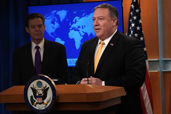 -Le secrétaire d'État américain Mike Pompeo s'exprime en tant qu'ambassadeur itinérant du département d'État pour la liberté de religion, Sam Brownback lors d'une conférence de presse au département d'État à Washington, DC. Photo par Alex Wong / Getty Images.