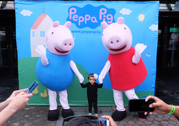 -Des enfants posent avec Peppa Pig lors d’un événement 2018 NY Bash de la fondation GOOD. Photo par Nicholas Hunt / Fondation Getty Images for Good Plus.