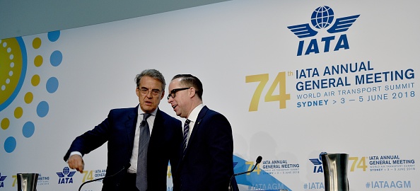 -Alexandre de Juniac, directeur général de l'Association du transport aérien international (IATA), s'entretient avec Alan Joyce, président de Qantas. Le spectre des guerres commerciales et le protectionnisme sont des facteurs de risque clés pour les profits des compagnies aériennes déjà affaiblis par la hausse des prix du pétrole. Photo de PETER PARKS / AFP / Getty Images.