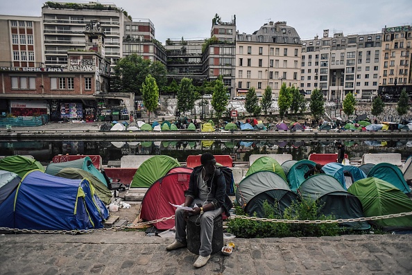 Plus de 500 migrants et réfugiés ont été évacués quai de Vamy, le long du canal Saint-Martin le 4 juin 2018. Photo LUCAS BARIOULET / AFP / Getty Images.