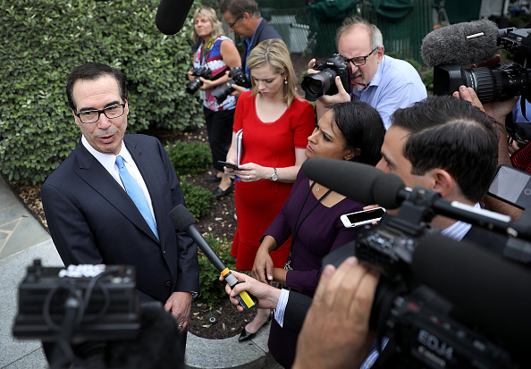 -"Nous continuons de constater une forte croissance économique aux Etats-Unis avec une activité robuste des consommateurs et des entreprises", a assuré Steven Mnuchin. Photo par Win McNamee / Getty Images.