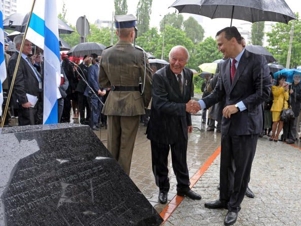 -Les autorités polonaises ont rendu hommage à Rotem-Ratayzer lors de l'inauguration d'un nouveau monument dans la capitale polonaise, qui abritait autrefois la plus grande communauté juive d'Europe et rend hommage aux insurgés juifs. Photo JANEK SKARZYNSKI / AFP / Getty Images.