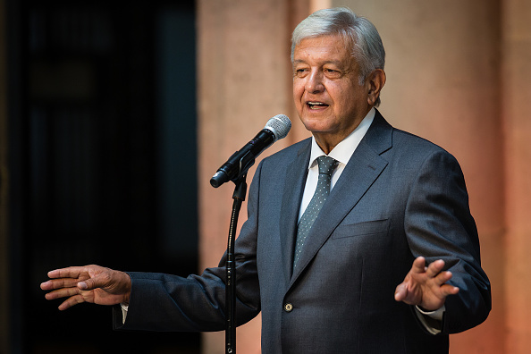 Le président nouvellement élu du Mexique, Andres Manuel Lopez Obrador, prend la parole lors d'une conférence de presse après une réunion privée avec le président sortant Enrique Peña Nieto dans le cadre de la transition gouvernementale au Palacio Nacional le 3 juillet 2018 à Mexico, au Mexique. Le président élu, Andres Manuel Lopez Obrador, a remporté les élections mexicaines de 53% et prend ses fonctions le 1er décembre 2018.(Photo : Manuel Velasquez/Getty Images)