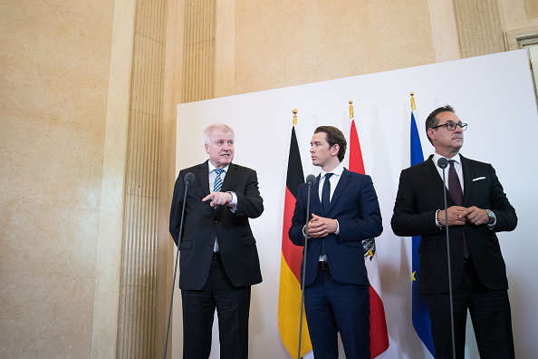 -Le chancelier autrichien Sebastian Kurz (M), le ministre allemand de l'Intérieur Horst Seehofer (g) et le vice-chancelier autrichien Heinz-Christian Strache (dr) s'adressent aux médias après leur réunion à la Chancellerie fédérale le 5 juillet 2018 à Vienne. en Autriche. Ils ont discuté de la mise en œuvre des projets de nouvelles mesures d'immigration à la frontière germano-autrichienne. Photo de Michael Gruber / Getty Images.