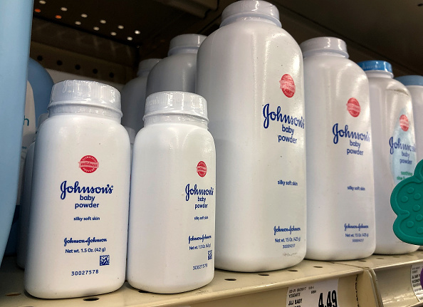 Les contenants de poudre pour bébé Johnson fabriqués par Johnson and Johnson sont exposés sur une étagère à San Francisco, en Californie. Un jury du Missouri a condamné la société pharmaceutique Johnson and Johnson à verser 4,69 milliards de dollars de dommages-intérêts à 22 femmes qui déclarent avoir contracté le cancer de l'ovaire grâce à la poudre pour bébé de Johnson. (Photo : Justin Sullivan/Getty Images)