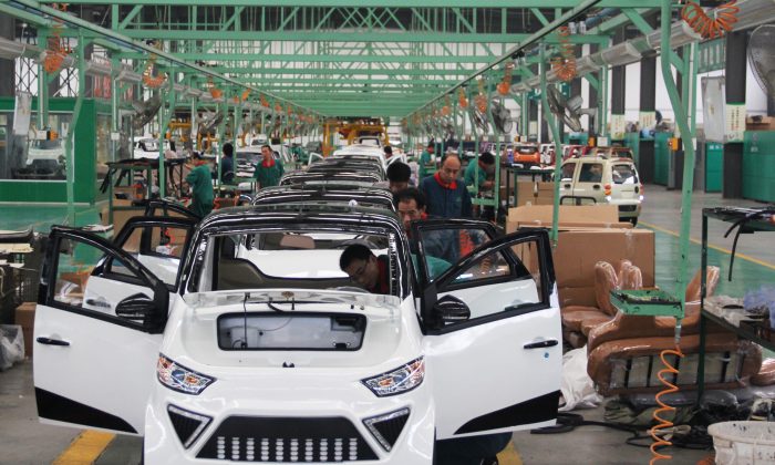 Des ouvriers assemblent des voitures électriques dans une usine de Zouping City, province du Shandong, dans l'est de la Chine. (AFP/Getty Images)