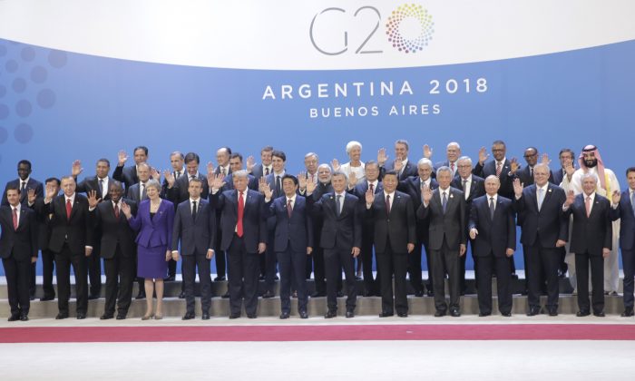 Les dirigeants du monde entier posent pour une photo lors de l'ouverture du Sommet des dirigeants du G-20 à Buenos Aires, Argentine, le 30 novembre 2018. Le président américain Donald Trump est en première ligne (6e à g.) avec le dirigeant chinois Xi Jinping (9e à g.). (Daniel Jayo/Getty Images)