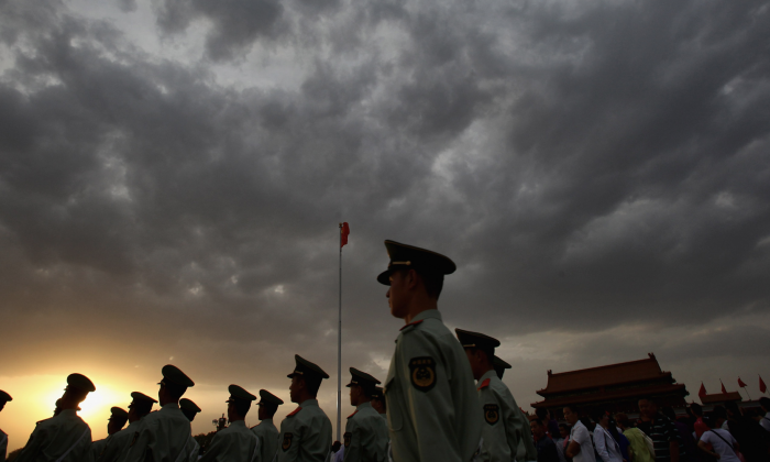 Des policiers paramilitaires patrouillent sur la place Tiananmen (ou « place des Portes du Ciel ») à l'extérieur de la Cité interdite, qui était le palais impérial chinois de la dynastie Ming à la fin de la dynastie Qing, à Pékin, en Chine, sur cette photo du dossier. (Feng Li/Getty Images)