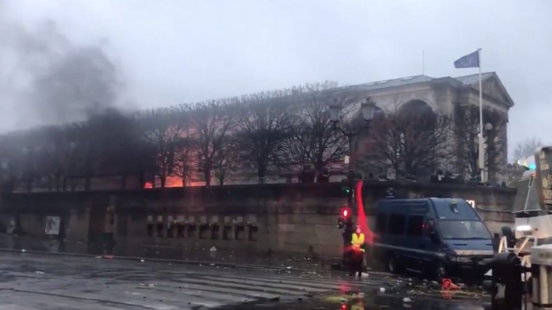 Une épaisse colonne de fumée s'est élevée du musée du jeu de Paume en fin d'après-midi. Crédit : capture d'écran Twitter - @peterallenparis.