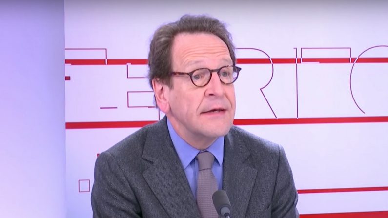 Sur le plateau de l’émission Territoires d’infos, Gilles Le Gendre a essayé de justifier l’action du gouvernement alors que la crise des « gilets jaunes » se poursuit à travers le pays. Crédit : capture d'écran YouTube - Public Sénat.