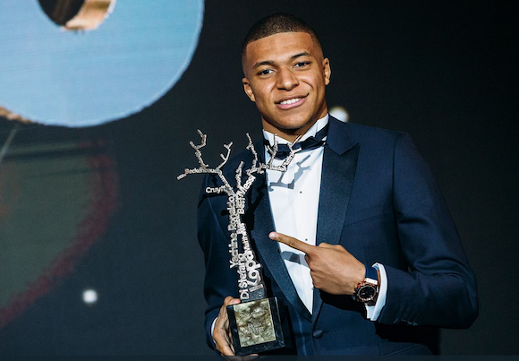  Kylian Mbappé, sacré meilleur jeune joueur de 2018, a reçu  le nouveau Trophée Kopa réservé aux moins de 21 ans. (Capture d’écran Twitter@KMbappe)