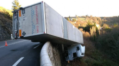 Un camion se retrouve suspendu dans le vide après une sortie de route