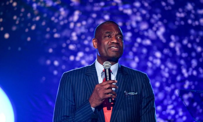 Dikembe Mutombo, lauréat du Prix humanitaire mondial, prend la parole lors du quatrième Gala annuel de l'UNICEF à la Foundry à Puritan Mill à Atlanta en Géorgie, le 12 avril 2018. (Marcus Ingram/Getty Images pour l'UNICEF)