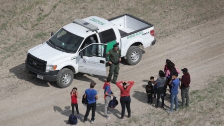 Une chaîne de nouvelles utilise une vidéo de 2011 pour faire croire que l’administration Trump refuse l’eau aux migrants en situation irrégulière